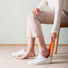 Load image into Gallery viewer, XIAOMI YIYOHOME Feather Shoehorn Elegant Smooth Plastic Shoe Lifter Tool Home Shoes Tools